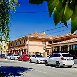 Penzión pre hostí Corvin And Restaurant 3*