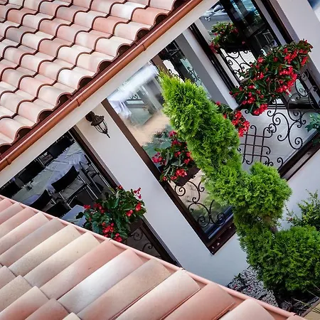 Corvin And Restaurant بيت ضيافة 3*