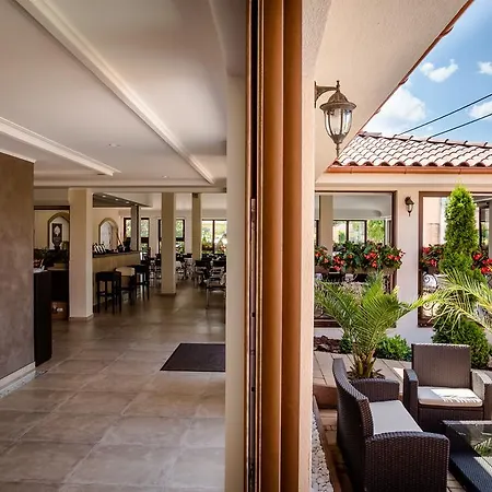 Corvin And Restaurant بيت ضيافة Veľký Meder