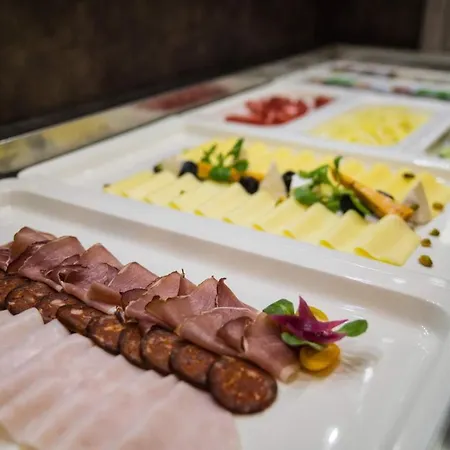 Corvin And Restaurant بيت ضيافة