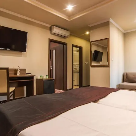 Corvin And Restaurant بيت ضيافة 3*