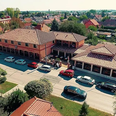 Corvin And Restaurant Vendégház 3*