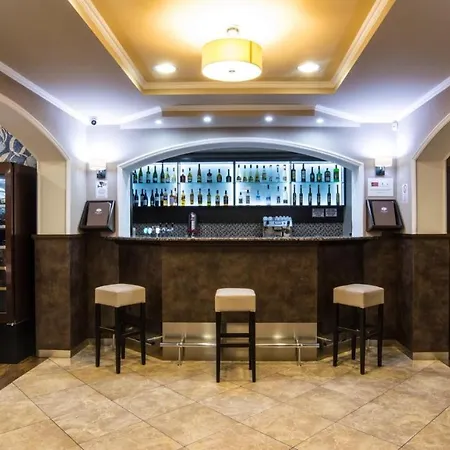 Corvin And Restaurant Penzión pre hostí 3*