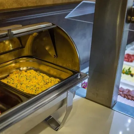 Penzión pre hostí Corvin And Restaurant