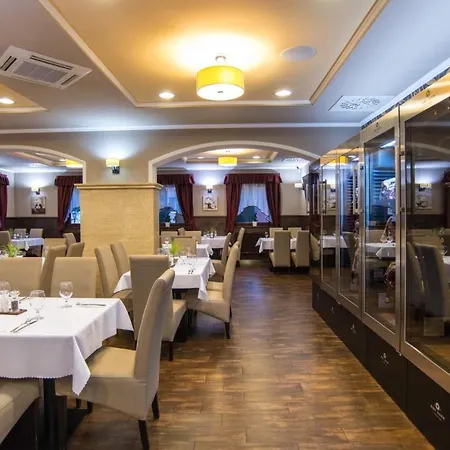 Corvin And Restaurant Penzión pre hostí